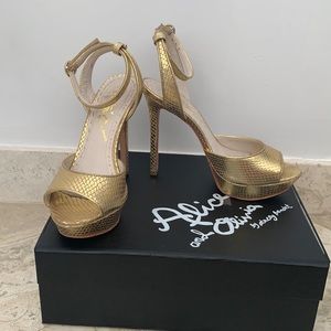 Alice&Olivia Gold snake like stilettos in size 39